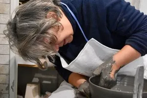 Atelier Terres de Couleurs — vue 2, activité à Charroux (Puy-de-Dôme)