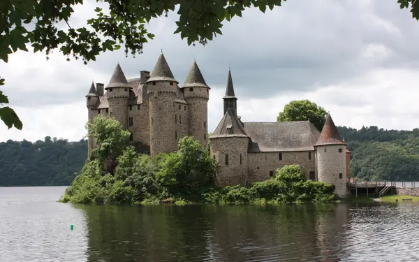 Château de Val, activité à Lanobre