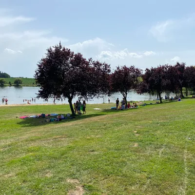 Plan d'eau de Servant — vue 1, activité à Servant (Puy-de-Dôme)